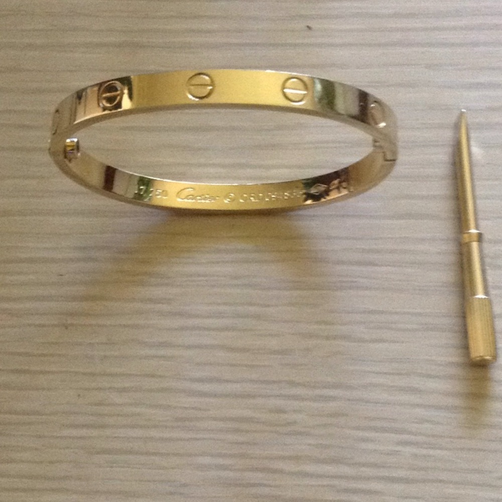 Beautiful Bracelet comes with screwdriver